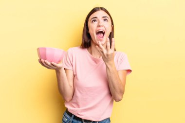 Genç İspanyol kadın umutsuz, hayal kırıklığına uğramış ve stresli görünüyor. boş kase kavramı