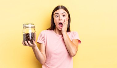 Genç İspanyol kadın şok olmuş ve korkmuş hissediyor. kahve çekirdeği konsepti