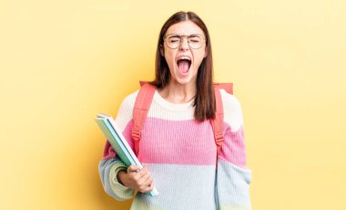 Genç İspanyol kadın agresif bir şekilde bağırıyor, çok kızgın görünüyor. öğrenci konsepti