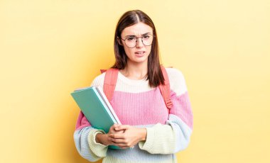 Genç İspanyol kadın şaşkın ve şaşkın hissediyor. öğrenci konsepti