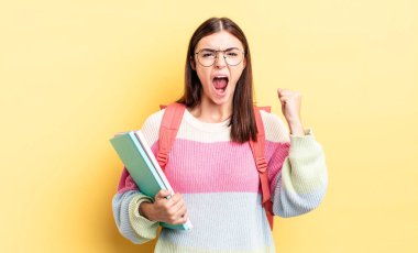 Genç İspanyol kadın öfkeli bir ifadeyle agresif bir şekilde bağırıyor. öğrenci konsepti