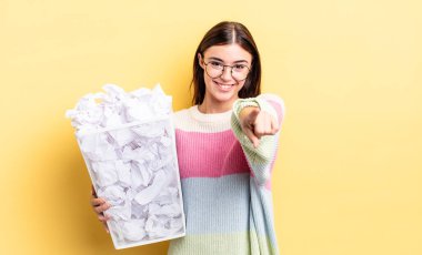 Genç İspanyol kadın kamerayı göstererek seni seçiyor. başarısızlık çöp konsepti