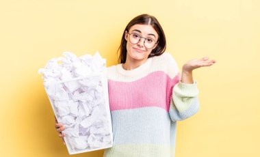 Genç İspanyol kadın şaşkın, şaşkın ve şüpheci hissediyor. başarısızlık çöp konsepti