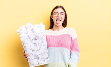 Neşeli ve asi tavırları olan, şaka yapan ve dilini dışarı çıkaran genç İspanyol bir kadın. başarısızlık çöp konsepti