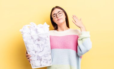 Genç İspanyol kadın stresli, endişeli, yorgun ve hayal kırıklığına uğramış hissediyor. başarısızlık çöp konsepti