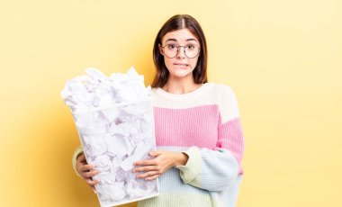 Genç İspanyol kadın şaşkın ve şaşkın görünüyor. başarısızlık çöp konsepti