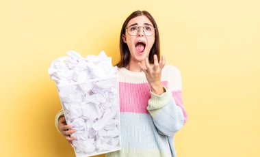 Genç İspanyol kadın umutsuz, hayal kırıklığına uğramış ve stresli görünüyor. başarısızlık çöp konsepti