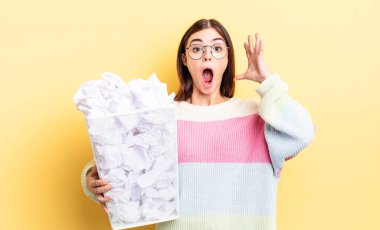 Genç İspanyol kadın ellerini havaya kaldırarak çığlık atıyor. başarısızlık çöp konsepti