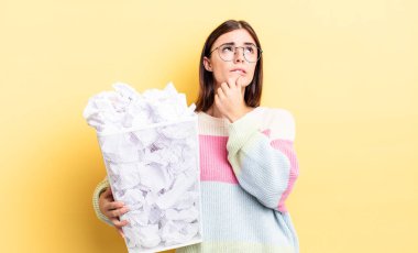 Genç İspanyol kadın düşünüyor, kuşkulu ve şaşkın hissediyor. başarısızlık çöp konsepti