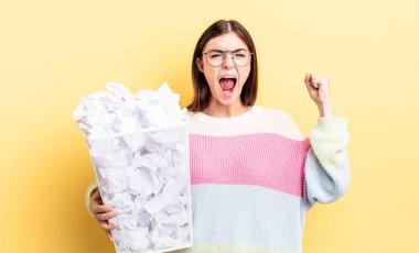 Genç İspanyol kadın öfkeli bir ifadeyle agresif bir şekilde bağırıyor. başarısızlık çöp konsepti