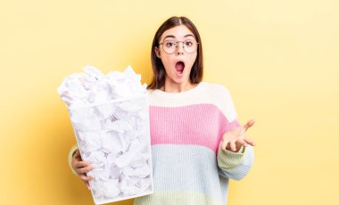 Genç İspanyol kadın şok olmuş ve şaşırmış hissediyor. başarısızlık çöp konsepti