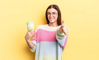 Genç İspanyol kadın gururlu, olumlu bir şekilde gülümsüyor. kahve konseptini kaldır.