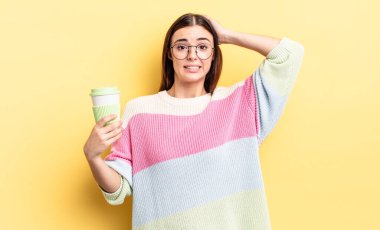 Genç İspanyol kadın stresli, endişeli ya da korkmuş hissediyor, elleri başının üstünde. kahve konseptini kaldır.