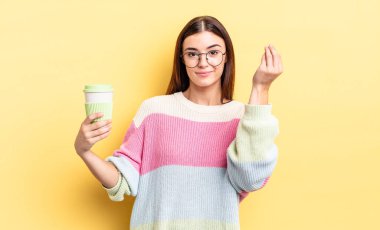 Genç İspanyol kadın kapiş ya da para hareketi yapıyor, sana ödemeni söylüyor. kahve konseptini kaldır.