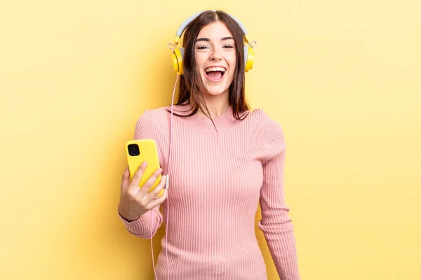 Jeune Femme Hispanique Regardant Heureux Agréablement Surpris Casque Concept Téléphone — Photo