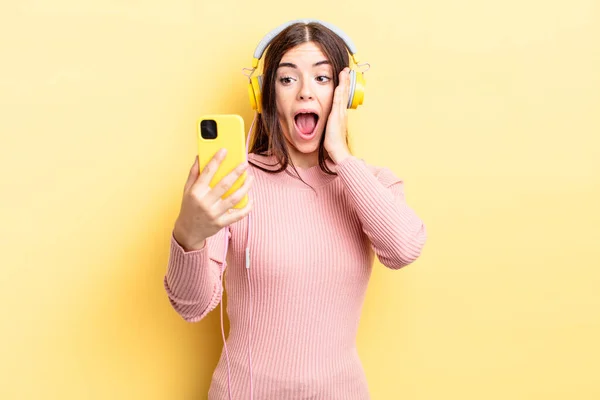 Joven Mujer Hispana Sintiéndose Feliz Emocionada Sorprendida Auriculares Concepto Teléfono —  Fotos de Stock