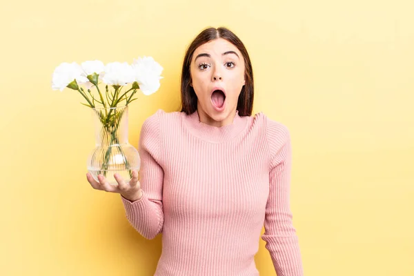 Jovem Hispânica Olhar Muito Chocado Surpreso Conceito Vaso Flores — Fotografia de Stock