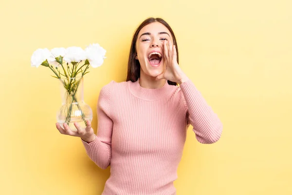 Jovem Hispânica Sentir Feliz Dando Grande Grito Com Mãos Lado — Fotografia de Stock