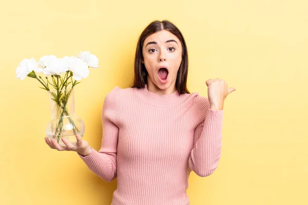 Jovem Hispânica Olhando Espantado Descrença Conceito Vaso Flores — Fotografia de Stock