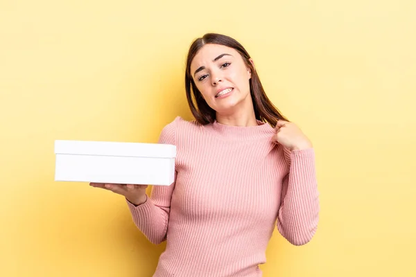 Jeune Femme Hispanique Sentant Stressée Anxieuse Fatiguée Frustrée Concept Boîte — Photo