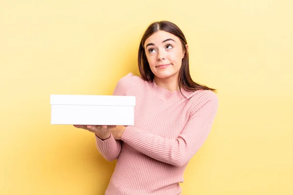 Joven Mujer Hispana Encogiéndose Hombros Sintiéndose Confundida Incierta Concepto Caja —  Fotos de Stock