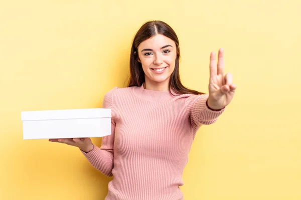 Joven Mujer Hispana Sonriendo Luciendo Amigable Mostrando Número Dos Concepto — Foto de Stock