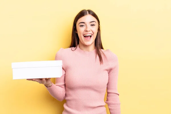Joven Mujer Hispana Que Parece Feliz Gratamente Sorprendida Concepto Caja — Foto de Stock