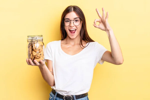 Jovem Hispânica Sentindo Feliz Mostrando Aprovação Com Gesto Conceito Garrafa — Fotografia de Stock