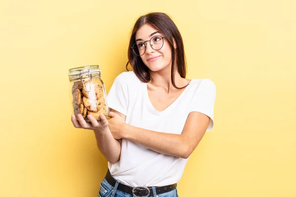 Jovem Hispânica Encolhendo Ombros Sentindo Confusa Incerta Conceito Garrafa Cookies — Fotografia de Stock