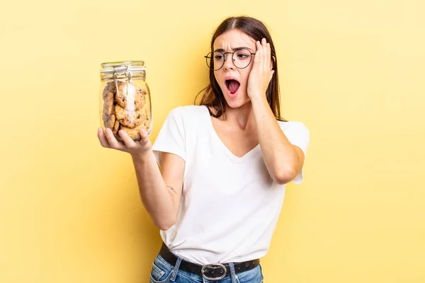 Jovem Hispânica Sentindo Feliz Animado Surpreso Conceito Garrafa Cookies — Fotografia de Stock