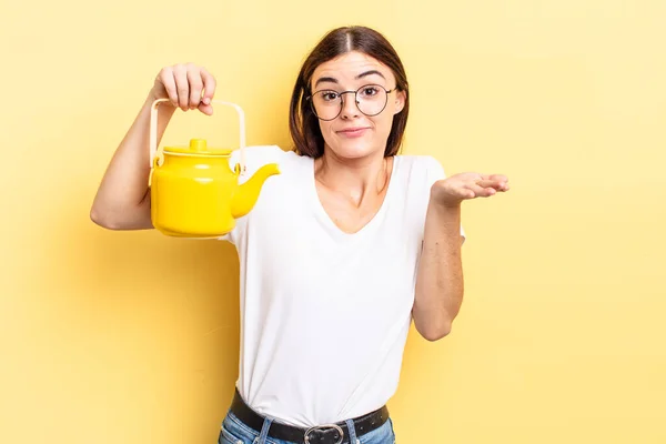 Joven Mujer Hispana Sintiéndose Desconcertada Confundida Dudando Concepto Tetera — Foto de Stock