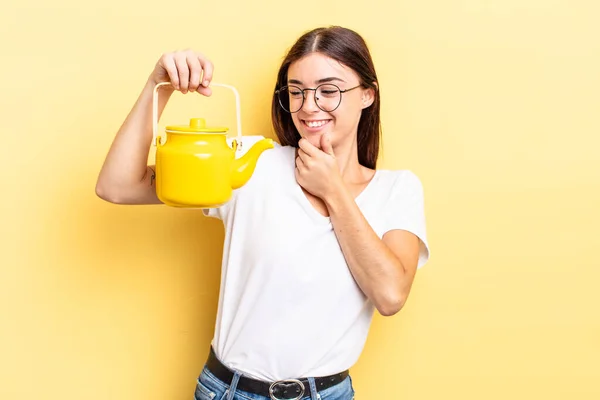 Joven Mujer Hispana Sonriendo Con Una Expresión Feliz Segura Con — Foto de Stock