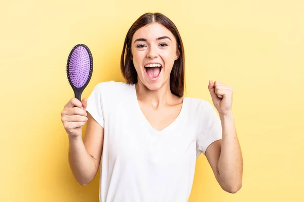 Giovane Donna Ispanica Sentirsi Scioccato Ridendo Celebrando Successo Concetto Spazzola — Foto Stock