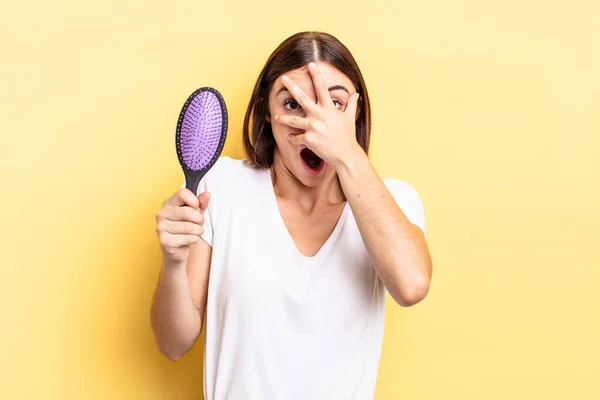 Mujer Hispana Joven Mirando Sorprendida Asustada Aterrorizada Cubriendo Cara Con — Foto de Stock