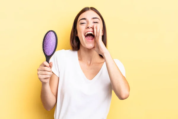 Joven Mujer Hispana Sintiéndose Feliz Dando Gran Grito Con Las — Foto de Stock