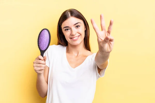 Jovem Hispânica Sorrindo Parecendo Amigável Mostrando Número Três Conceito Escova — Fotografia de Stock