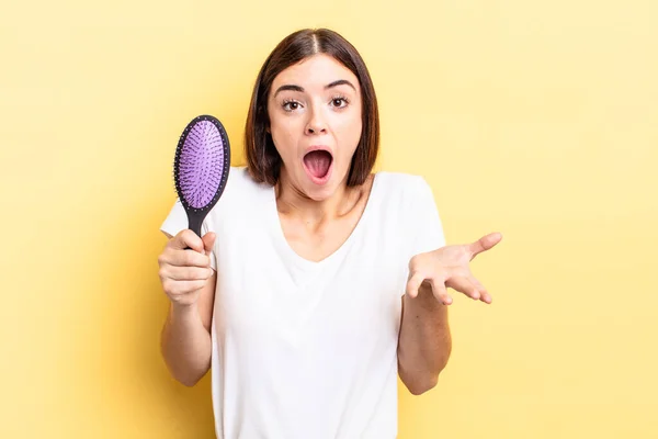 Young Hispanic Woman Amazed Shocked Astonished Unbelievable Surprise Hair Brush — Stock Photo, Image