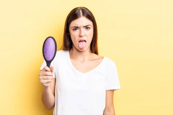 Genç Spanyol Kadın Iğreniyor Sinirleniyor Dili Dışarı Çıkıyor Saç Fırçası — Stok fotoğraf
