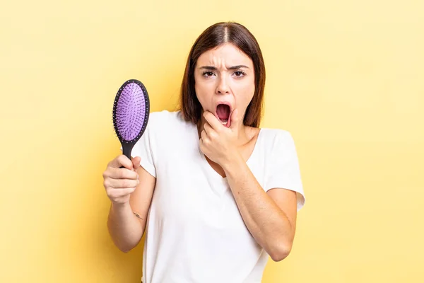 Junge Hispanische Frau Mit Weit Geöffnetem Mund Und Offenen Augen — Stockfoto