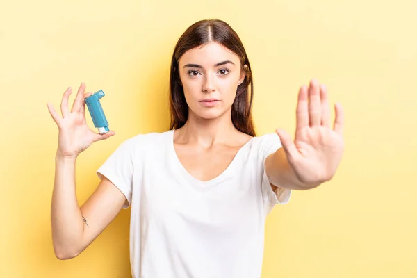 Young Hispanic Woman Looking Serious Showing Open Palm Making Stop — Stock Photo, Image