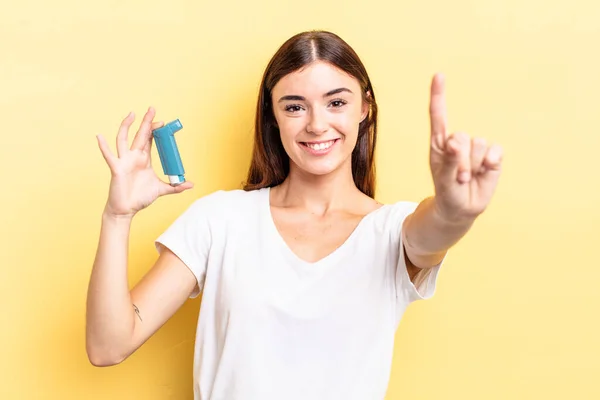 Jonge Spaanse Vrouw Glimlachend Vriendelijk Toont Nummer Een Astma Concept — Stockfoto