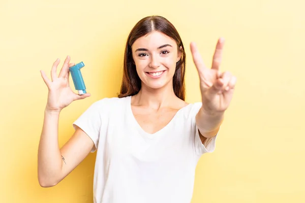 Jonge Spaanse Vrouw Glimlachend Vriendelijk Toont Nummer Twee Astma Concept — Stockfoto