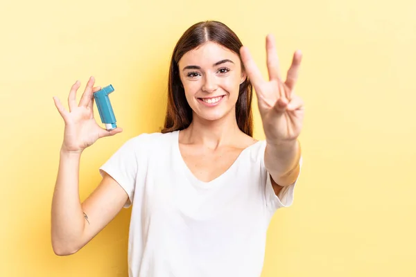 Jonge Spaanse Vrouw Glimlachend Vriendelijk Toont Nummer Drie Astma Concept — Stockfoto