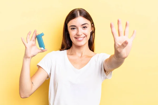 Jonge Spaanse Vrouw Glimlachend Vriendelijk Toont Nummer Vier Astma Concept — Stockfoto