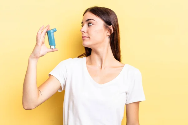 Young Hispanic Woman Profile View Thinking Imagining Daydreaming Asthma Concept — Stock Photo, Image