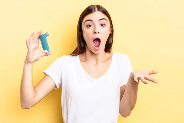 Young Hispanic Woman Amazed Shocked Astonished Unbelievable Surprise Asthma Concept — Stock Photo, Image