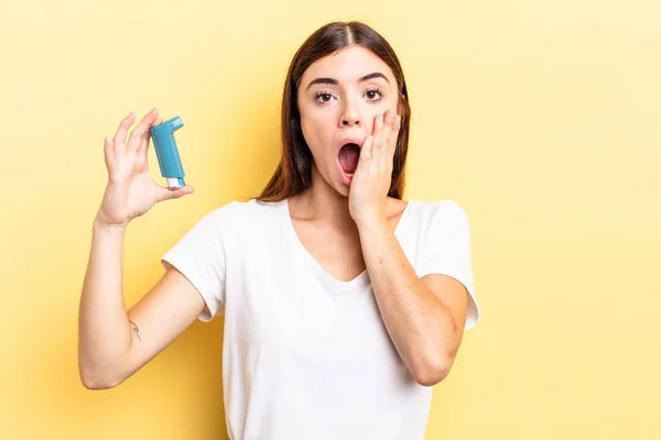 Young Hispanic Woman Feeling Shocked Scared Asthma Concept — Stock Photo, Image