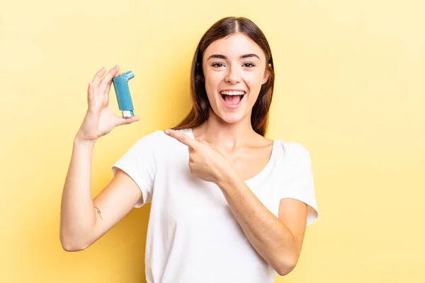 Young Hispanic Woman Looking Excited Surprised Pointing Side Asthma Concept — Stock Photo, Image