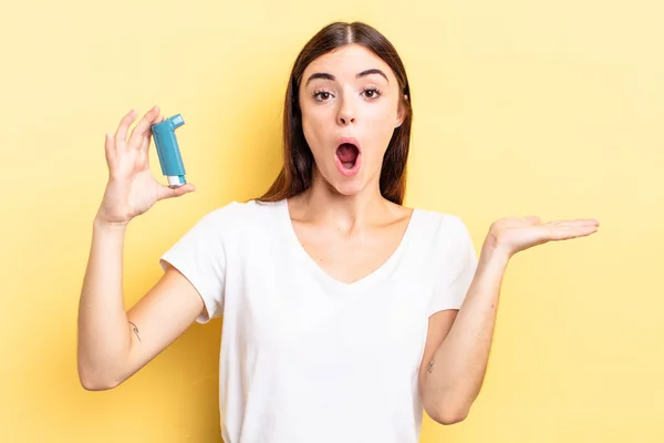 Young Hispanic Woman Looking Surprised Shocked Jaw Dropped Holding Object — Stock Photo, Image