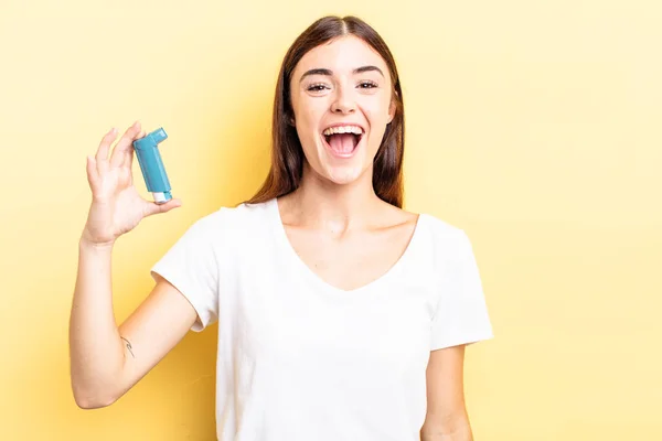 Jonge Spaanse Vrouw Die Gelukkig Aangenaam Verrast Uitziet Astma Concept — Stockfoto
